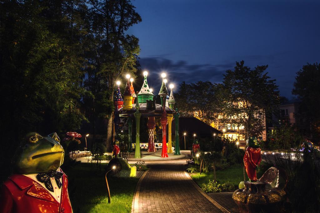 Mirotel Resort And Spa Truskavets Exterior photo The park at night