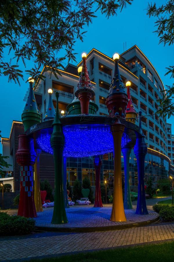 Mirotel Resort And Spa Truskavets Exterior photo The fountain at night